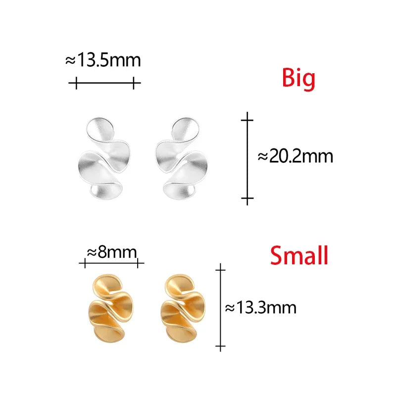 Comparison of silver and gold earrings with measurements on a white background