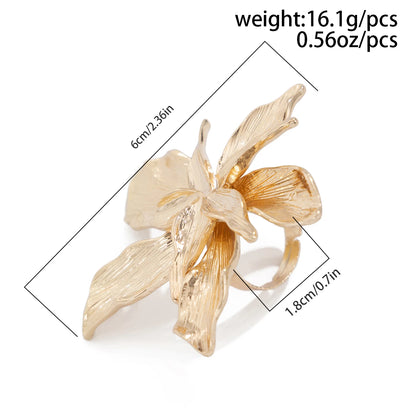 Gold flower-shaped brooch with measurements and weight information on a white background