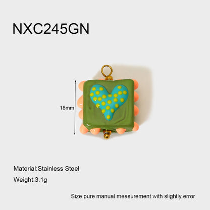 Green pendant with a heart design on a white background, featuring dimensions and material information.